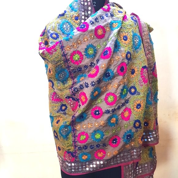Fulkari dupatta - Picture 2 of 11